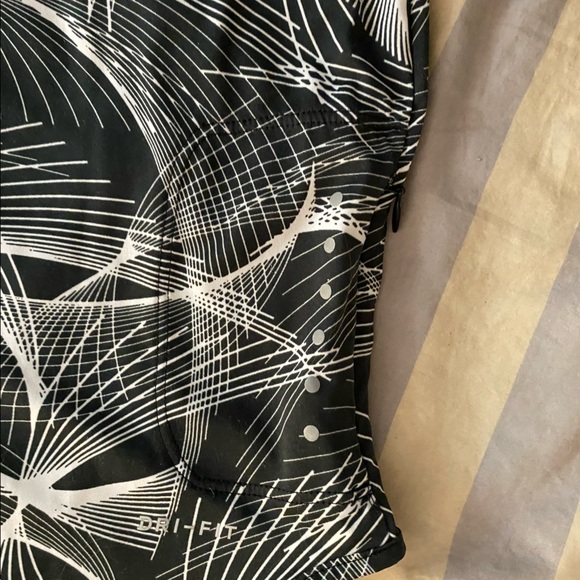 Nike Dri-Fit Short Sleeve Work Out Exercise Top, Size XS/S - Picture 3 of 4